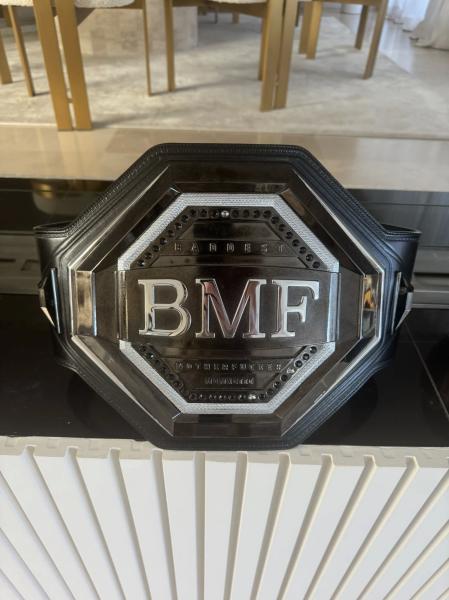 Илия Топурия подразнил Макса Холлоуэя поддельным поясом BMF