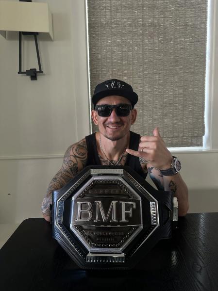 Холлоуэй сфотографировался с настоящим поясом BMF в ответ на провокацию Топурии