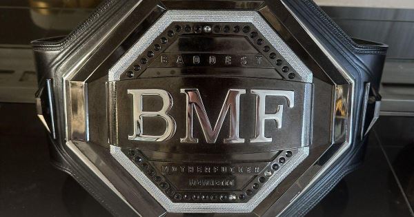 Илия Топурия подразнил Макса Холлоуэя поддельным поясом BMF
